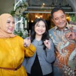 Gubernur Sulsel, Bahtiar Baharuddin beserta istri dan putrinya, memberikan hak pilihnya di TPS 001 Kelurahan Sawerigading, Kecamatan Ujung Pandang, Kota Makassar, Rabu, 14 Februari 2024. Foto: ist
