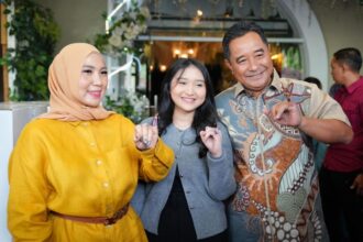 Gubernur Sulsel, Bahtiar Baharuddin beserta istri dan putrinya, memberikan hak pilihnya di TPS 001 Kelurahan Sawerigading, Kecamatan Ujung Pandang, Kota Makassar, Rabu, 14 Februari 2024. Foto: ist