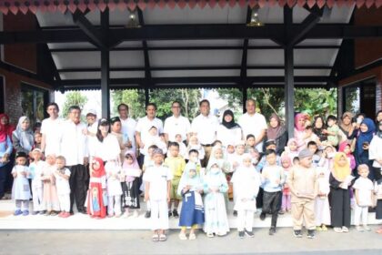 Penjabat (Pj) Gubernur DKI Jakarta, Heru Budi Hartono dan jajaran berswafoto bersama anak-anak usai meresmikan Taman Jaticimel RW 09 Kelurahan Cipinang Melayu, Kecamatan Makasar, Jakarta Timur, Jumat (23/2). Foto: Ist