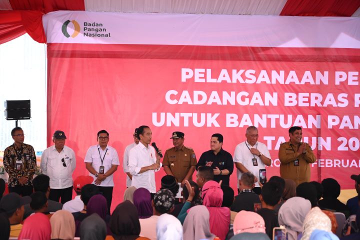 Presiden Jokowi didampingi sejumlah menteri dan Gubernur Pj Sulsel, Bahtiar B, menyalurkan Cadangan Beras Pemerintah untuk Bantuan Pangan Tahap 1 Tahun 2024 kepada 1.000 Keluarga Penerima Manfaat (KPM) di Gudang Bulog Batangase, yang terletak di Kecamatan Mandai, Kabupaten Maros, Sulawesi Selatan (Sulsel), Kamis (22/2/2024). Foto: Ist