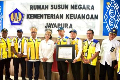 Menkeu Sri Mulyani didampingi Sekjen Kementerian PUPR M Zainal Fatah dan Direktur Jenderal Perumahan Kementerian PUPR Iwan Suprijanto meresmikan Rumah Susun (Rusun) Negara untuk Aparatur Sipil Negara (ASN) Kementerian Keuangan di Jayapura, Kamis (1/2/2024). Foto: PUPR