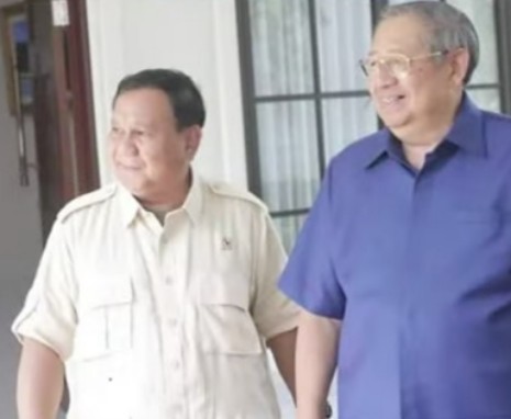 Calon Presiden nomor urut 2, Prabowo Subianto bertemu dengan mantan Presiden ke-5 RI, Susilo Bambang Yudhoyono di Pacitan, Sabtu (17/2/2024). Foto: Tangkap layar YT