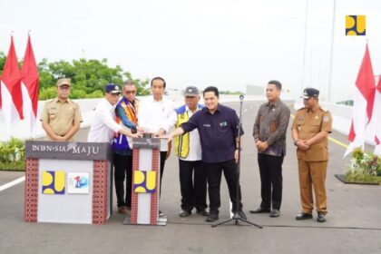 Presiden Jokowi didampingi Menteri Pekerjaan Umum dan Perumahan Rakyat (PUPR) Basuki Hadimuljono dan sejumlah menteri lainnya meresmikan Jalan Akses Tol Makassar New Port (MNP) yang berada di Makassar, Sulawesi Selatan, Kamis (22/2/2024). Foto: Ist