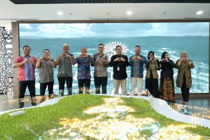 Sekretaris OIKN, Achmad Jaka Santos Adiwijaya (tengah, kemeja hitam), berfoto bersama dengan jajaran pengurus teras FPRMI. Foto: Rian / ipol.id