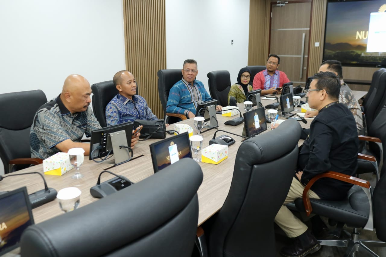 Sekretaris Badan OIKN Achmad Jaka Santos Adiwijaya didampingi Troy Pantouw (Jurubicara Badan Otorita IKN).  Dari FPRMi,  hadir Solihin (Sekjen), Badar Subur (Bendum), Helmy Halim, Ketua Bid. Antarlembaga dan Kerja Sama/Ketupel HPN,  Yuli Suhati,  Corry Olifia,  dan Fitrie S.  Mughnie. Foto: Alidirian / ipol.id