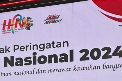 Presiden Jokowi saat menyalami Ifoed, jurnalis ipol.id yang memenangi penghargaan Adinegoro 2023 kategori Jurnalistik Media Karikatur. Foto: dok ipol.id