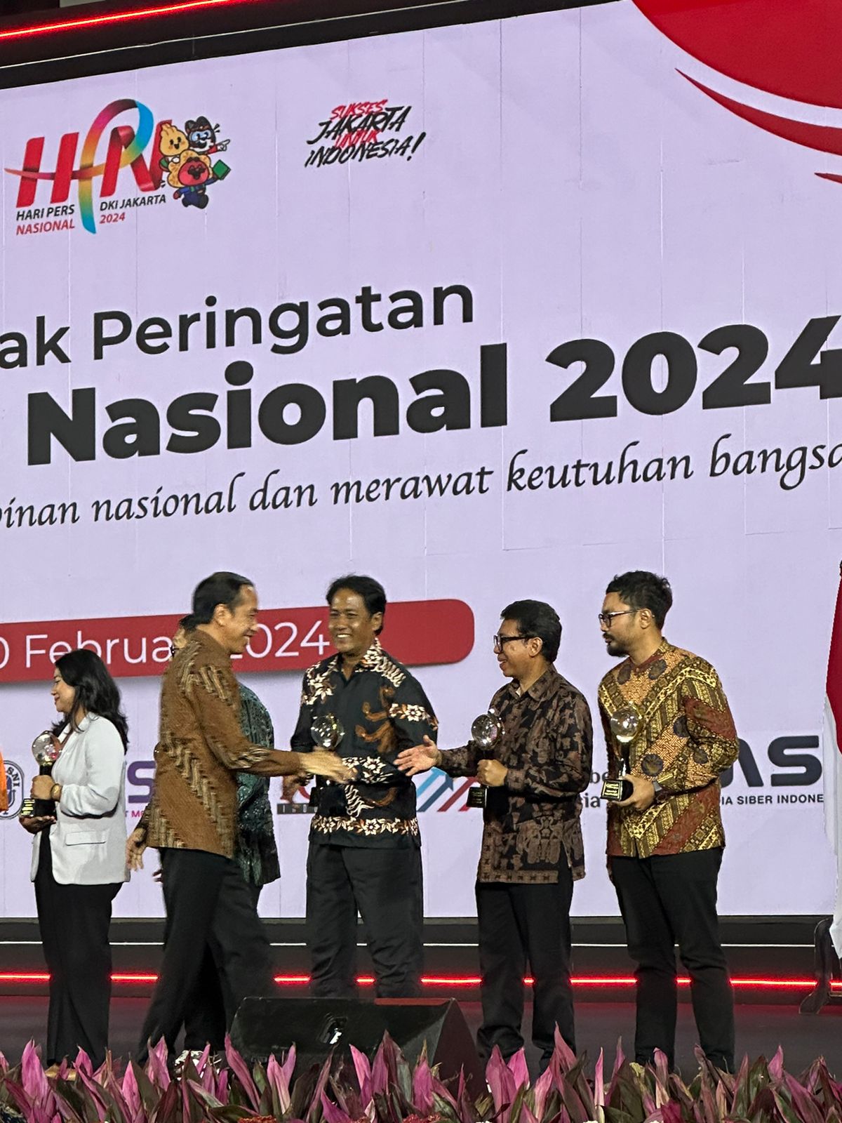 Presiden Jokowi saat menyalami Ifoed, jurnalis ipol.id yang memenangi penghargaan Adinegoro 2023 kategori Jurnalistik Media Karikatur. Foto: dok ipol.id