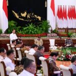 Momen pertemuan AHY dan Moeldoko bersalaman dalam Sidang Kabinet Paripurna (SKP) bersama para jajarannya yang digelar di Istana Negara, Jakarta, pada Senin (26/2/2024).(foto Setneg)