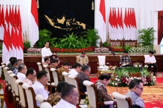 Momen pertemuan AHY dan Moeldoko bersalaman dalam Sidang Kabinet Paripurna (SKP) bersama para jajarannya yang digelar di Istana Negara, Jakarta, pada Senin (26/2/2024).(foto Setneg)