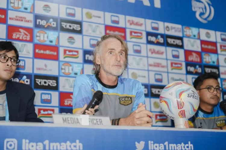 Pelatih Dewa United FC Jan Olde Riekerink saat memberikan keterangan jelang laga kontra PSIS Semarang. (Media Dewa United FC)