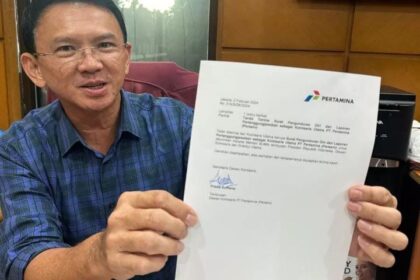 Basuki Tjahaja Purnama alias Ahok memamerkan surat pengunduran dirinya sebagai Komisaris Utama PT Pertamina. Foto: Instagram @basukibtp