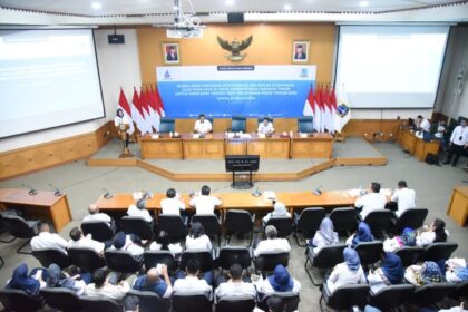 Wakil Wali Kota Jakarta Timur, Iin Mutmainnah, saat membuka Sosialisasi Program Sambungan Air Minum Perpipaan PAM Jaya di Ruang Pola Lantai 2 Blok A, Kantor Walikota Jakarta Timur, Rabu (21/2). Turut hadir Direktur Pelayanan PAM Jaya, Syahrul Hasan dan jajaran. Foto: Ist