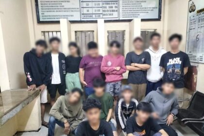 Belasan remaja beserta barang bukti senjata tajam diamankan aparat Polres Metro Jakarta Timur, guna penyelidikan lebih lanjut 14 orang yang diduga hendak tawuran itu dibawa ke Polsek Pulogadung, Rabu (7/2) dini hari. Foto: Ist