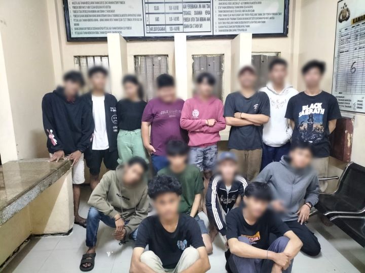 Belasan remaja beserta barang bukti senjata tajam diamankan aparat Polres Metro Jakarta Timur, guna penyelidikan lebih lanjut 14 orang yang diduga hendak tawuran itu dibawa ke Polsek Pulogadung, Rabu (7/2) dini hari. Foto: Ist