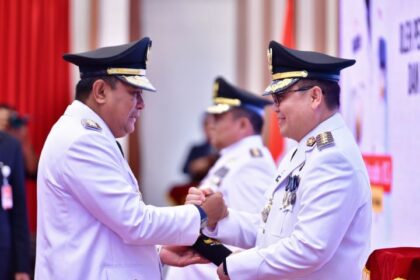 Pj Gubernur Sulawesi Selatan Bahtiar Baharuddin mengambil sumpah jabatan dan pelantikan Penjabat Bupati Luwu dan Penjabat Bupati Wajo, di Baruga Tudang Sipulung, Rabu, 21 Februari 2024. Foto: Ist