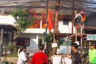 Penampakan kios bengkel yang menjual bensin eceran di Jalan Kayu Manis 9, Kelurahan Kayu Manis, Kecamatan Matraman, Jakarta Timur, kebakaran pada Jumat (9/2) pagi. Foto: Joesvicar Iqbal/ipol.id