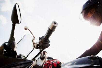Ilustrasi - Pengendara motor sport mengenakan helm sebagai kelengkapan dalam berkendara di jalan. Foto: Freepik
