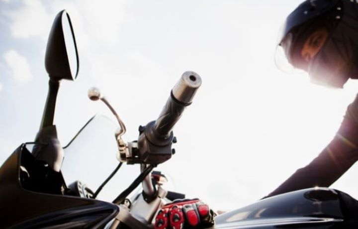 Ilustrasi - Pengendara motor sport mengenakan helm sebagai kelengkapan dalam berkendara di jalan. Foto: Freepik
