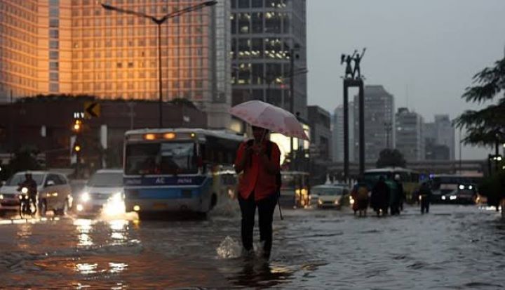 Ilustrasi genangan disaat hujan melanda Jakarta.(foto dok Seskab)