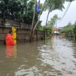 Badan Penanggulangan Bencana Daerah (BPBD) DKI Jakarta menerjunkan sejumlah personel dan menyiagakan perahu karet untuk merespon banjir yang menggenangi sejumlah titik dan permukiman warga Jakarta, pada Kamis (29/2). Foto: BPBD DKI Jakarta