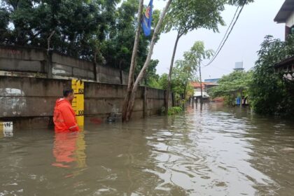 Badan Penanggulangan Bencana Daerah (BPBD) DKI Jakarta menerjunkan sejumlah personel dan menyiagakan perahu karet untuk merespon banjir yang menggenangi sejumlah titik dan permukiman warga Jakarta, pada Kamis (29/2). Foto: BPBD DKI Jakarta