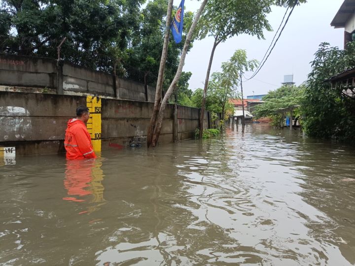 Badan Penanggulangan Bencana Daerah (BPBD) DKI Jakarta menerjunkan sejumlah personel dan menyiagakan perahu karet untuk merespon banjir yang menggenangi sejumlah titik dan permukiman warga Jakarta, pada Kamis (29/2). Foto: BPBD DKI Jakarta