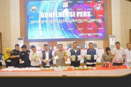 Bareskrim Polri berkoordinasi intens dengan badan antinarkoba Amerika Serikat (DEA) serta Kepolisian Thailand (Royal Thai Police) untuk melacak keberadaan Fredy Pratama