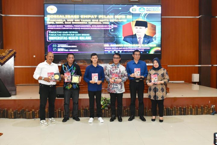 hmad Basarah dalam acara launching buku ‘’Media, Propaganda, Kolaborasi Politisi: Studi Kasus Publisitas Ahmad Basarah Bumikan Pancasila’’ di Universitas Negeri Malang (UNM), Malang, Jawa Timur, Jumat (9/2/24).