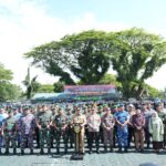 Pj Gubernur Sulsel, Bahtiar Baharuddin, memimpin apel akbar Forkopimda Sulsel jelang Pemilu. Foto: humas