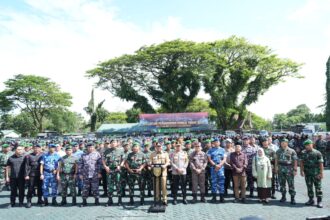 Pj Gubernur Sulsel, Bahtiar Baharuddin, memimpin apel akbar Forkopimda Sulsel jelang Pemilu. Foto: humas