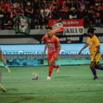 Bek kanan Bali United Andhika Wijaya mengontrol bola di depan kiper Persik Kediri Dikri Yusron di Stadion Kapten Dipta, Gianyar pada putaran pertama Liga 1 Senin malam ini. Foto: Baliutd.com.