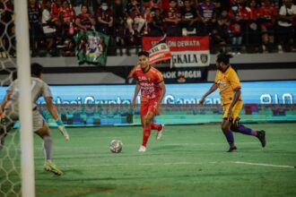 Bek kanan Bali United Andhika Wijaya mengontrol bola di depan kiper Persik Kediri Dikri Yusron di Stadion Kapten Dipta, Gianyar pada putaran pertama Liga 1 Senin malam ini. Foto: Baliutd.com.