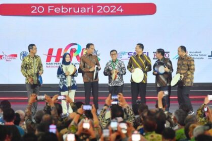 Ketua MPR Bambang Soesatyo bersama Menkominfo Budi Arie Setiadi, Menteri Sekretaris Kabinet Pramono Anung, Ketua Dewan Pers Ninik Rahayu serta Ketua Umum Persatuan Wartawan Indonesia (PWI) Pusat Hendry Ch Bangun, mendampingi Presiden Joko Widodo membuka Puncak Peringatan Hari Pers Nasional 2024. Foto: Ist