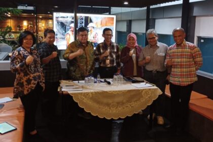 Kepala Badan Pengawasan Keuangan dan Pembangunan Republik Indonesia (BPKP RI), Muhammad Yusuf Ateh (tengah) dan Sekretaris Utama BPKP serta para Deputi BPKP saat konfrensi pers di kantor BPKP RI Jakarta, Kamis (1/2) sore. Foto: Joesvicar Iqbal/ipol.id
