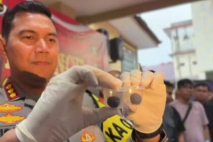Kapolresta Bogor Kota, Kombes Pol Bismo Teguh Prakoso menunjukkan barang bukti cokelat yang telah dicampur ganja dalam kasus peredaran narkotika dengan empat tersangka diamankan di Mapolresta Bogor Kota, Jawa Barat, Kamis (1/2). Foto: Ist