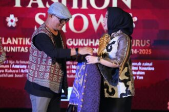 Penjabat Ketua Dewan Kerajinan Nasional Daerah (Dekranasda) Provinsi Sulawesi Selatan, Sofha Marwah Bahtiar, saat melantik dan mengukuhkan pengurus Komunitas Designer Olah Tenun Sulsel Periode 2024 - 2025. Foto: ist