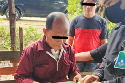 Kejagung, Kejaksaan Negeri Kabupaten Kampar, dan Kodim 0313 menangkap Yusri (65) di pondok pinggiran sungai di Desa Penghidupan Kecamatan Kampar Kiri Tengah Kabupaten Kampar. Foto: Dispenad