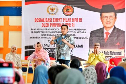 Ratusan warga Desa Longalo, Kecamatan Bulango Utara, Kabupaten Bone Bolango, Gorontalo mengikuti Sosialisasi Pancasila, UUD NRI Tahun 1945, NKRI, dan Bhinneka Tunggal Ika atau Empat Pilar MPR bersama Wakil Ketua MPR Prof Dr Ir H Fadel Muhammad. Foto: Ist