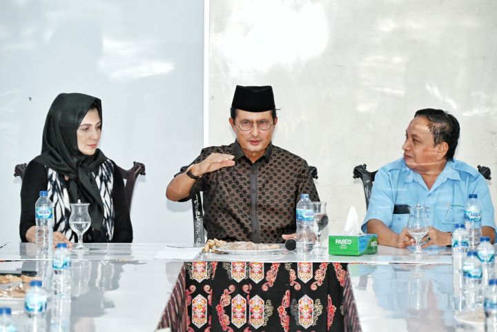 Wakil Ketua MPR Fadel Muhammad saat mengunjungi pabrik gula PT. PG Gorontalo, Senin (5/2/2024). Foto: Ist