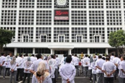 Gedung KPU RI menjadi sasaran aksi demontrasi pengunjuk rasa pihak menolak dan mendukung pemilu.(foto dok KPU RI)