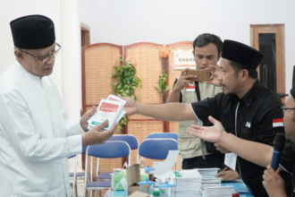 Ketua Umum Pimpinan Pusat Muhammadiyah Haedar Nashir bersama keluarga pada Rabu (14/2) menggunakan hak pilihnya sebagai warga negara Indonesia bertempat di TPS 12 Jalan Sunan Kudus, Kampung Rukeman, Peleman.
