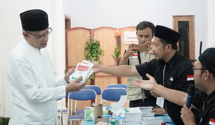 Ketua Umum Pimpinan Pusat Muhammadiyah Haedar Nashir bersama keluarga pada Rabu (14/2) menggunakan hak pilihnya sebagai warga negara Indonesia bertempat di TPS 12 Jalan Sunan Kudus, Kampung Rukeman, Peleman.