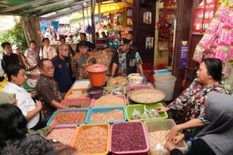 Penjabat Gubernur Sulsel, Bahtiar Baharuddin, berdiskusi dengan Wali Nono mengenai naik turun harga beras dan telur di pasaran. Foto: Ist