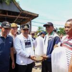 Pj Gubernur Sulsel, Bahtiar, juga memberikan bantuan bibit ikan nila kepada ratusan nelayan yang berasal dari Wajo, Soppeng dan Sidrap. Foto: Ist