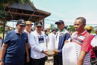 Pj Gubernur Sulsel, Bahtiar, juga memberikan bantuan bibit ikan nila kepada ratusan nelayan yang berasal dari Wajo, Soppeng dan Sidrap. Foto: Ist