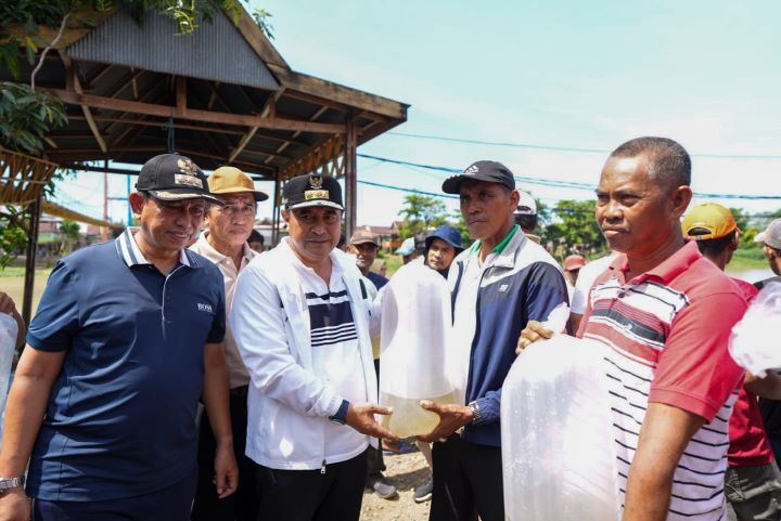 Pj Gubernur Sulsel, Bahtiar, juga memberikan bantuan bibit ikan nila kepada ratusan nelayan yang berasal dari Wajo, Soppeng dan Sidrap. Foto: Ist