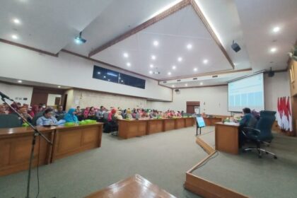 Pemkot Jakarta Timur memberikan instruksi kepada setiap camat dan lurah di wilayah tersebut untuk secara aktif menyukseskan program perlindungan Jaminan Sosial Ketenagakerjaan (Jamsostek)