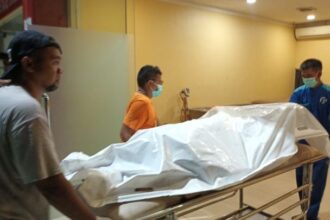 Tiba di Rumah Sakit Polri Kramat Jati, Jakarta Timur, Kamis (8/2) malam, jenazah korban berinisial IZ, 42, dibawa ke ruang Instalasi Forensik untuk proses autopsi memastikan sebab tewasnya dan keperluan penyelidikan Satreskrim Polres Metro Depok. Foto: Ist