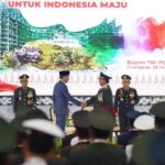 Anugerah pangkat istimewa Jenderal TNI Kehormatan kepada Prabowo Subainto disematkan langsung oleh Presiden Jokowi. Foto: Ist