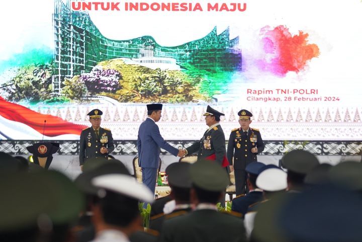 Anugerah pangkat istimewa Jenderal TNI Kehormatan kepada Prabowo Subainto disematkan langsung oleh Presiden Jokowi. Foto: Ist